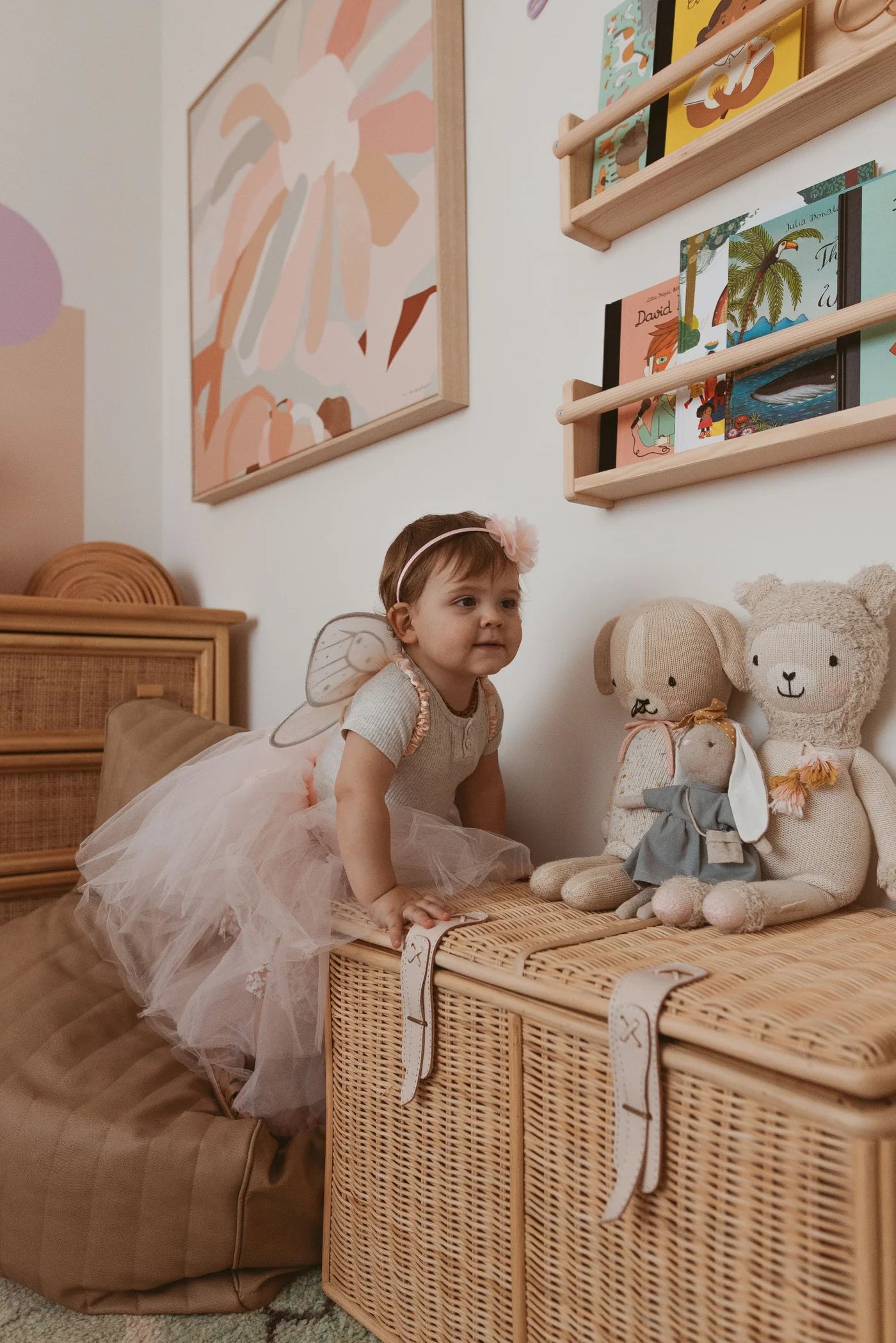 Rattantrunkgirllittleplayingsh